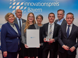 Bild_Verleihung Innovationspreis Bayern_ihk213_mit Urkunde_WEB