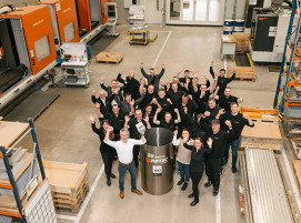 RIFTEC_TOP 100_Team in Produktionshalle_WEB