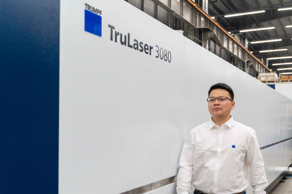 Die TruLaser 3080 fiber von TRUMPF schneidet Bauteile mühelos aus bis zu acht Meter langen Blechtafeln heraus. - © TRUMPF