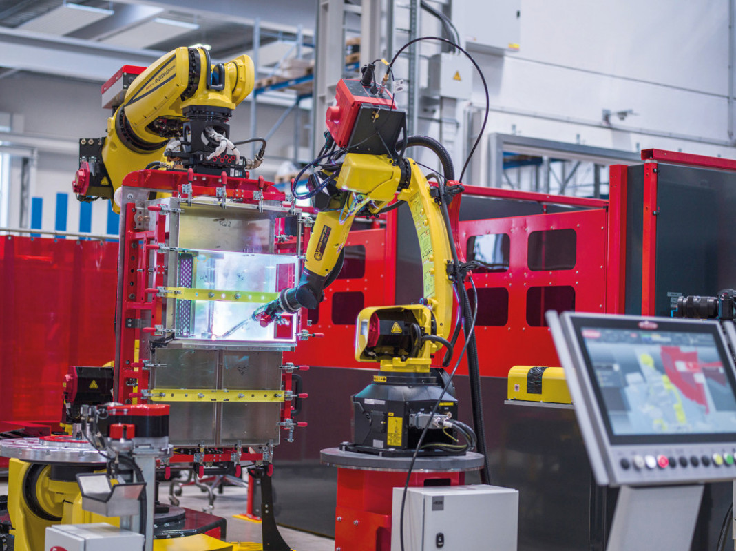 Handling-to-Welding Schweißzelle: Der Handling-Roboter bringt die Werkstücke in Position, der zweite Roboter schweißt. - © Fronius Deutschland GmbH