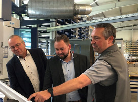 Dr.-Ing. Roland Boecking und MdB Markus Hümpfer (links und Mitte) bei ihrem Besuch bei der HWS Lasertechnik GmbH in Schweinfurt. Im Bild mit Geschäftsführer Matthias Wolfrum.