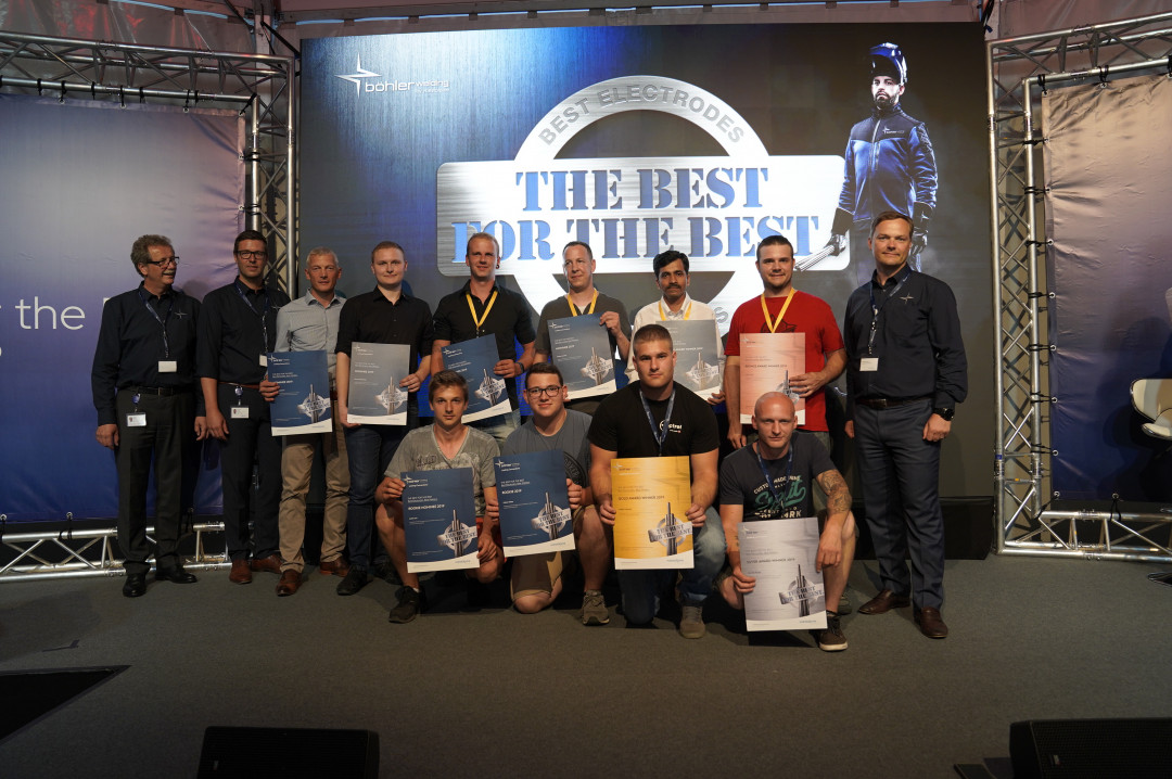 v.l.n.r.(stehend): Günter Neureiter, CEO, Martin Peruzzi, CTO, Horst Gahleitner (Nominee),Thomas Käferböck (Nominee), Robin Wagner (Nominee), Walter Schröter (Nominee), Prafull Kaldhone (Employee Award), Lucas Case (Bronze), Thomas Platzer, CSO v.l.n.r.(1. Reihe): Lukas Löw (Nominee), Fabian Galee (Winner Rookie), Matjia Valentic (Gold), Dominik Runge (Silber) - © voestalpine Böhler Welding Group GmbH