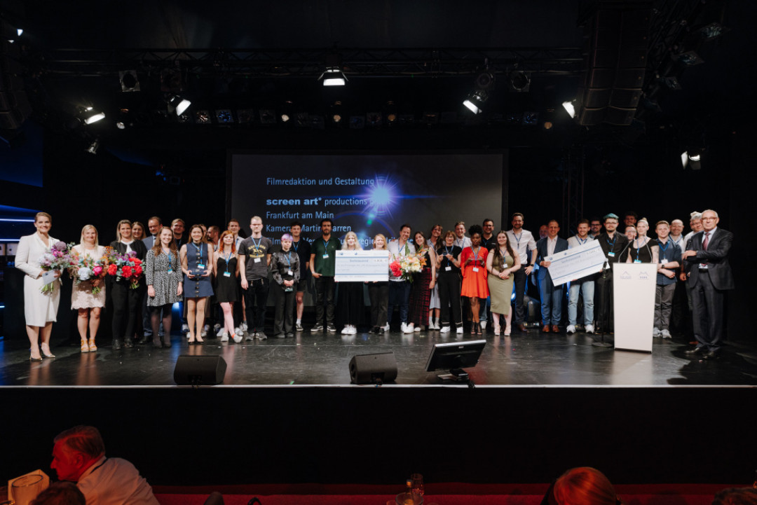 Gruppenfoto aller Sieger des IHK-Bildungspreises. - © DIHK/Markus Braumann