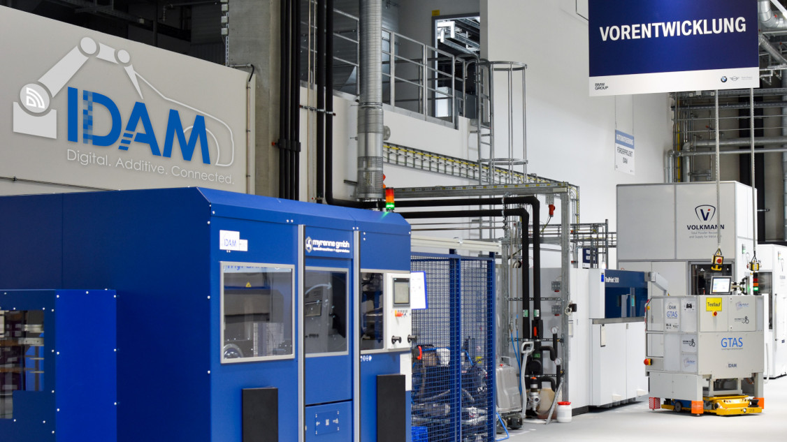 IDAM (Industrialisierung und Digitalisierung von Additive Manufacturing) hat die digital vernetzte, vollautomatisierte 3D-Druck-Fertigungslinie aufgebaut und vollständig in die automobile Serienproduktion integriert. - © Fraunhofer ILT, Aachen