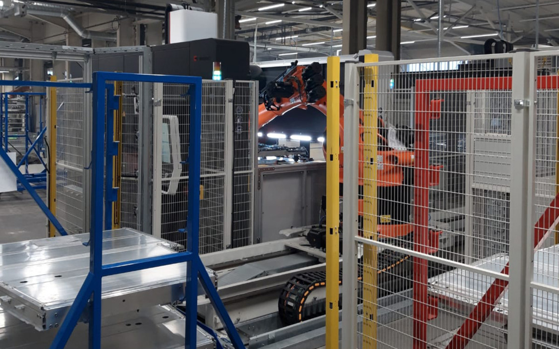 Die Portalanlagen sind in eine automatische Produktionslinie integriert. Dabei bringt ein Roboter die Bauteile zu den einzelnen Bearbeitungsstationen, er bestückt auch die FSW-Maschinen. - © Grenzebach