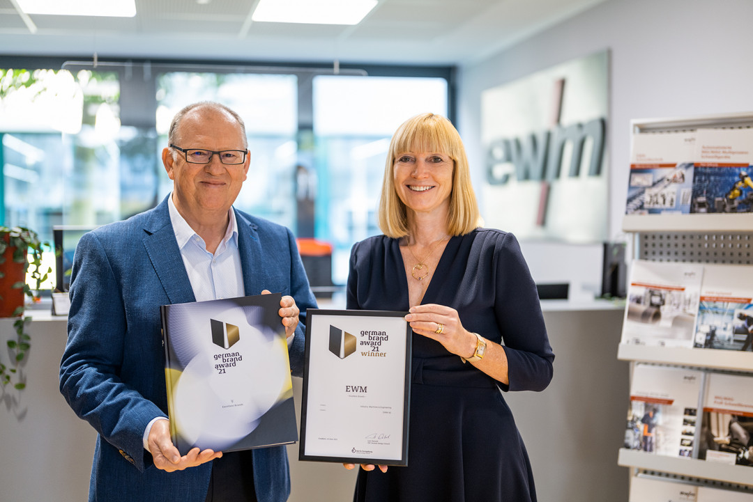 Vorstandsvorsitzende Susanne Szczesny-Oßing und Vorstand Vertrieb Robert Stöckl von EWM freuen sich über die zweite Auszeichnung in Folge mit dem German Brand Award. - © EWM