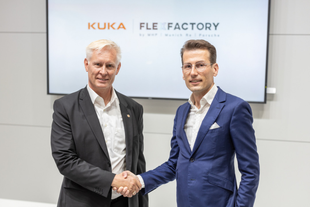 Gerald Mies, CEO KUKA Systems und Dr. Phillipp Hypko, Geschäftsführer von FlexFactory auf der automatica 2022 - © KUKA Group