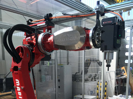 Der neu installierte Roboter im Werkzeugmaschinenlabor der RWTH Aachen.