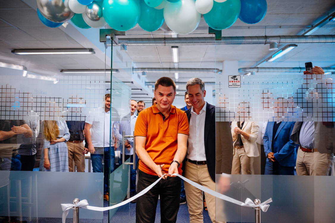 Feierliche Eröffnung der neuen Lantek-Büros in Polen: Produktmanager Lukasz Marks schneidet mit Lantek-CEO Alberto López de Biñaspre das Band durch. - © Lantek
