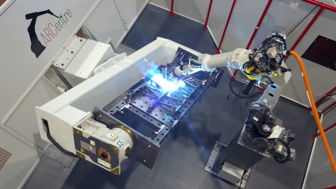 Der Roboter schweißt mit einer integrierten Panasonic TAWERS Stromquelle mit 450 A (100 % ED). - © ERL GmbH