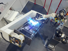 Der Roboter schweißt mit einer integrierten Panasonic TAWERS Stromquelle mit 450 A (100 % ED).