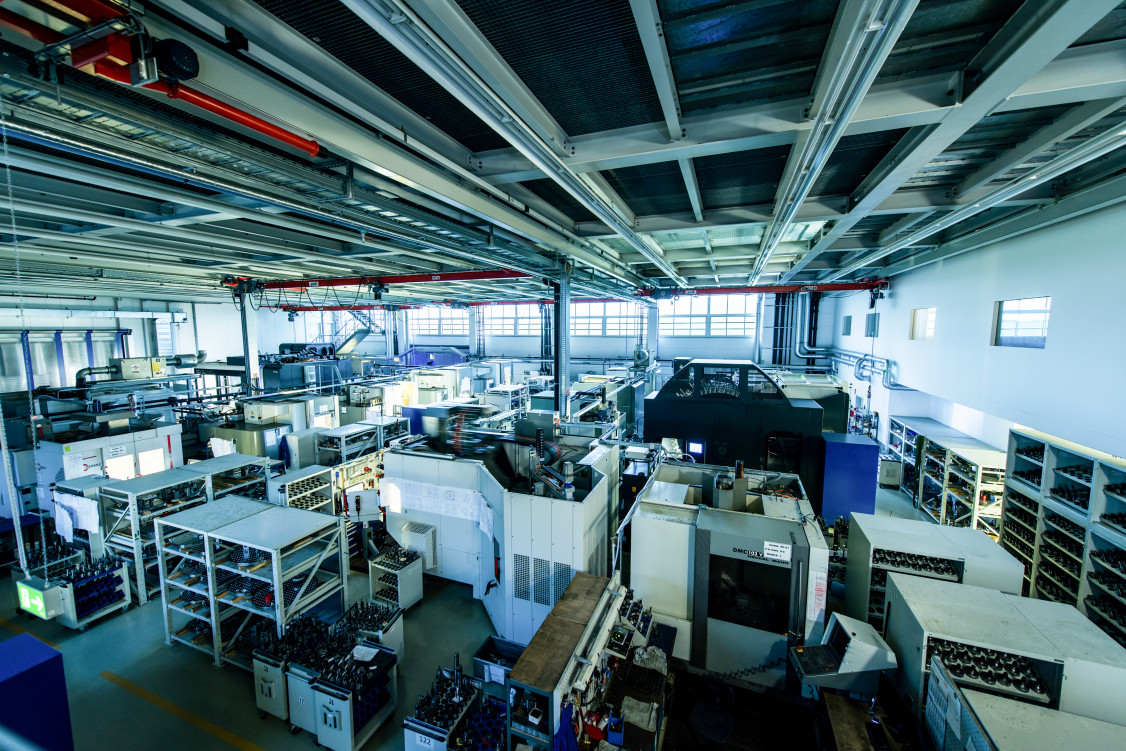 Umfangreicher Maschinenpark auf engem Raum in der Mechanischen Bearbeitung am Stammsitz der ACTech in Freiberg. - © ACTech GmbH