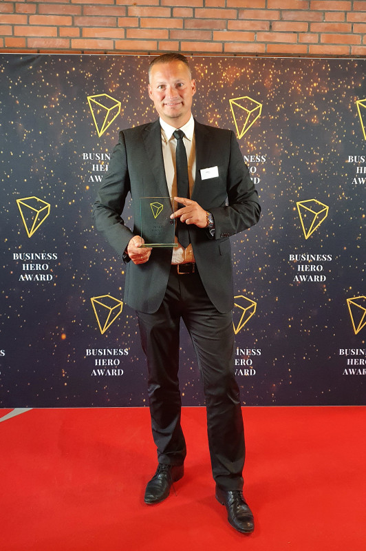 Johann Martin, EWM-Standortleiter in Ibbenbüren nahm den Preis gerne für den Lichtbogenschweißtechnik-Hersteller entgegen. - © EWM