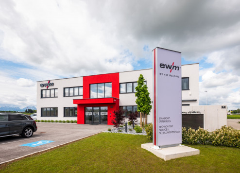 Die EWM AG hat im vergangenen Jahr den neuen Standort in Eberstalzell bezogen. Neben Verkauf, Beratung und Service können Interessierte bei Vorführungen vor Ort die unterschiedlichen Schweißgeräte live erleben. / © EWM