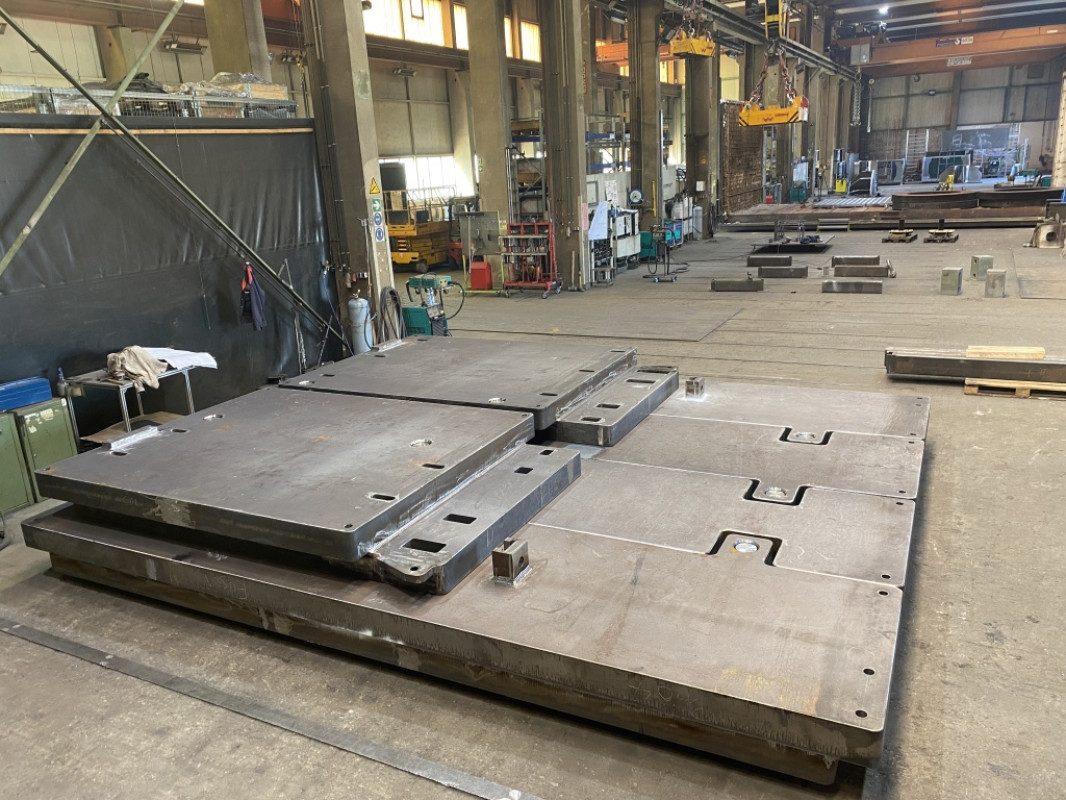 Bild 1: Die 150 Tonnen schwere Baugruppe für die Fundamentplatte besteht aus sieben Einzelteilen mit Steckverbindungen. - © Jebens GmbH