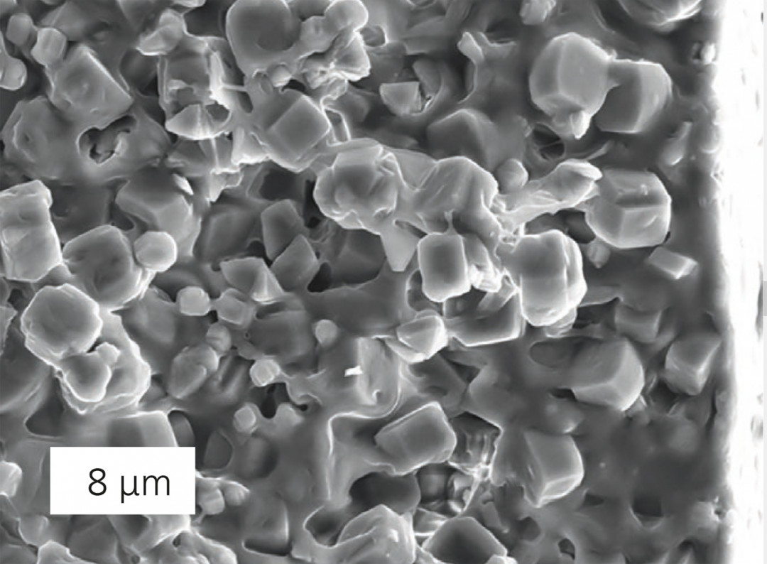 Rasterelektronenmikroskop-Aufnahme einer Kompositmembran. Durch die nur 0,5 nm großen Poren der Zeolithschicht diffundieren die Ethylacetat-Moleküle auf die andere Seite der Membran. - © Fraunhofer IKTS
