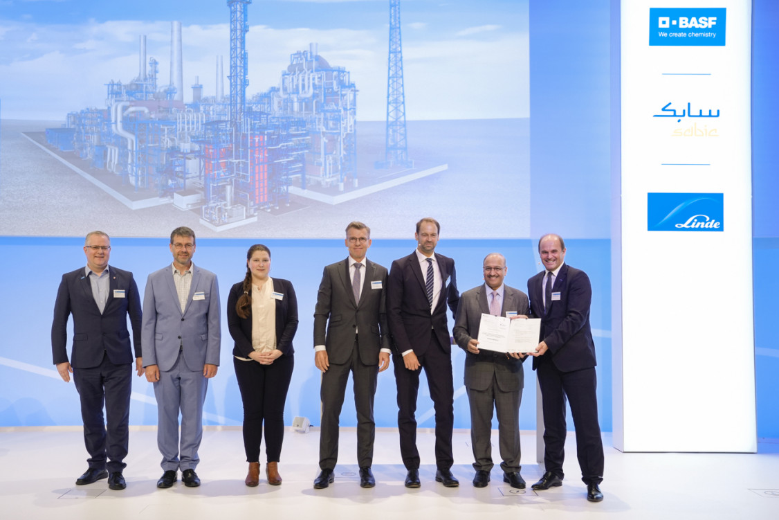 Dr. Bernd Wenzel (2.v.l.), Leiter des Kompetenzzentrums Klimaschutz in energieintensiven Industrien (KEI), mit weiteren Beteiligten bei der Übergabe des Förderbescheids an BASF SE in Ludwigshafen. - © BASF SE