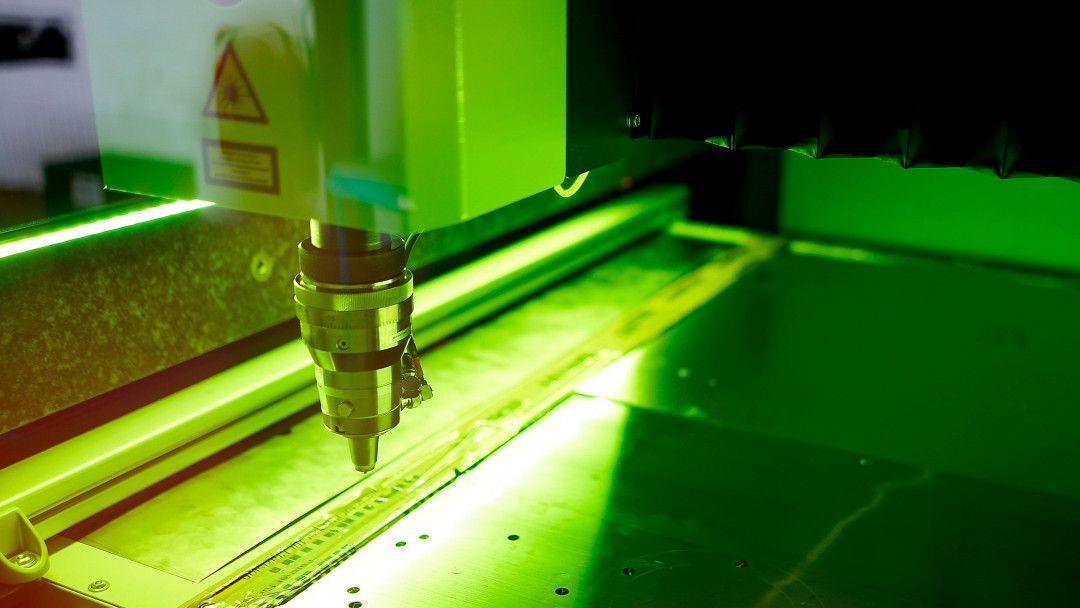 Mit dem 2D-Laserfeinschneiden (Bild), dem Wasserstrahlschneiden, dem Schneidplotten, dem CNC-Stanzen und der Präzisionszerspanung verfügt MARTIN über Verfahren, die sich sowohl für die Metall- als auch für die Kunststoffbearbeitung einsetzen lassen. - © Georg Martin GmbH