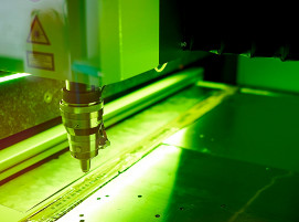 Mit dem 2D-Laserfeinschneiden (Bild), dem Wasserstrahlschneiden, dem Schneidplotten, dem CNC-Stanzen und der Präzisionszerspanung verfügt MARTIN über Verfahren, die sich sowohl für die Metall- als auch für die Kunststoffbearbeitung einsetzen lassen.