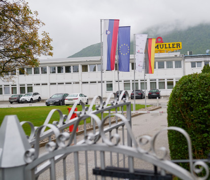 Der slowenische Baumüller-Standort wächst nach Fertigstellung der neuen Halle auf über 10.000 Quadratmeter Produktionsfläche und nimmt dann eine neue Lackieranlage in Betrieb / © Baumüller Nürnberg GmbH