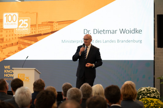 Dr. Dietmar Woidke lobt Kjellberg als „Vorzeigeunternehmen für die Lausitz und Brandenburg“. / © Kjellberg Finsterwalde