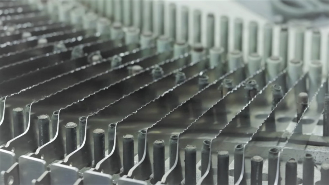 Beim Unternehmen Liow-Shye Enterprise Co. in Taiwan werden Stahlklingen für Küchen-messer mithilfe von KUKA Robotern geschliffen, poliert und graviert. - © KUKA