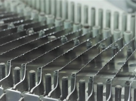 Beim Unternehmen Liow-Shye Enterprise Co. in Taiwan werden Stahlklingen für Küchen-messer mithilfe von KUKA Robotern geschliffen, poliert und graviert.