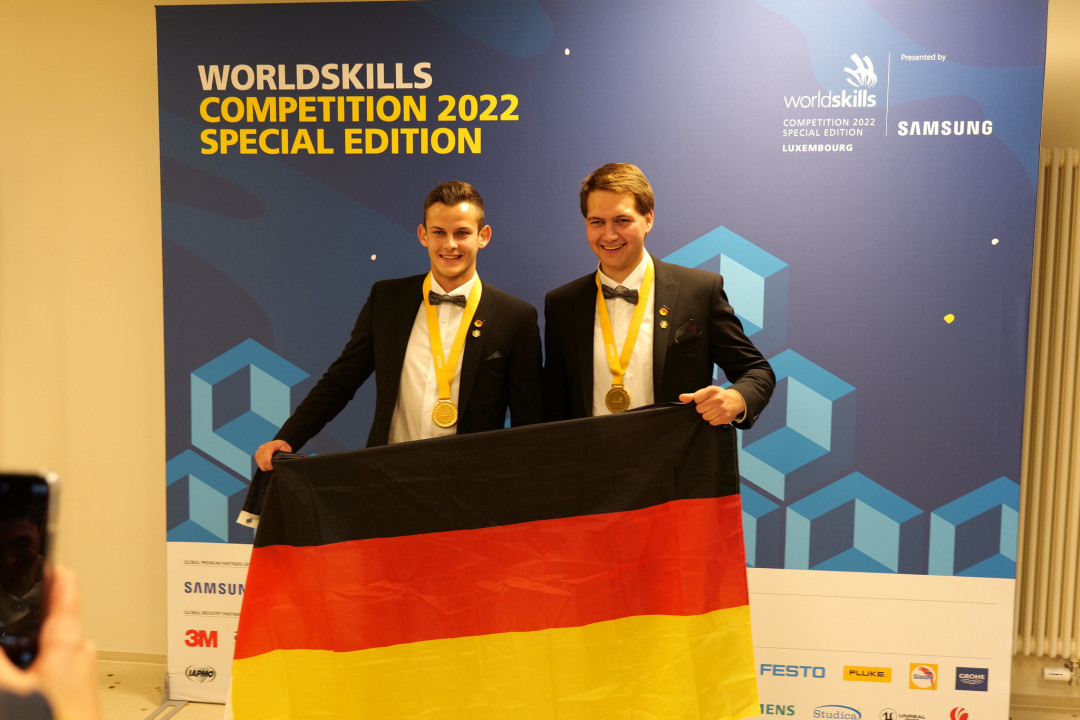 Die Sieger Philipp Raab (links) und Marvin Schuster im Berufsfeld Roboterprogrammierung - © WorldSkills