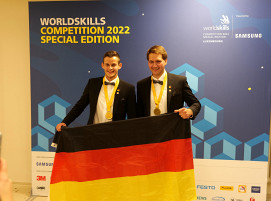 Die Sieger Philipp Raab (links) und Marvin Schuster im Berufsfeld Roboterprogrammierung