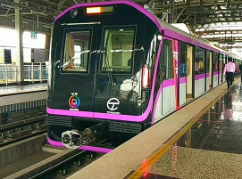 Dieser erste in Indien gefertigte Metrozug aus Aluminium wurde jetzt dem Betriber der Metro Pune übergeben.