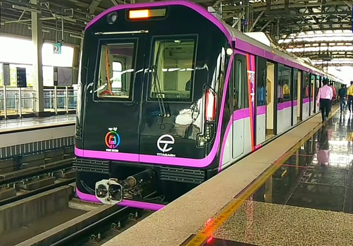 Dieser erste in Indien gefertigte Metrozug aus Aluminium wurde jetzt dem Betriber der Metro Pune übergeben. - © BNJ Nilam/Wikimedia Commons