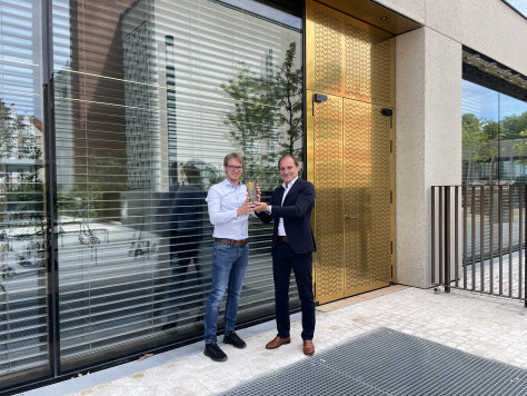 Projektleiter Peter Groß und Geschäftsführer Gerhard Lehner von Schindler Fenster + Fassaden feiern den Sieg. / © M&T Metallhandwerk & Technik