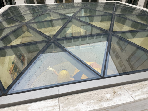 Das zweifach gekrümmte Stahl-Glasdach besitzt eine elektrochrome Verglasung und wurde mit einigen Zustimmungen im Einzelfall und mit Hilfe einer selbst entwickelten Software umgesetzt. / © M&T Metallhandwerk & Technik