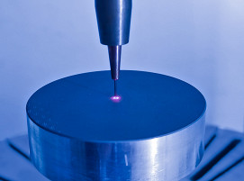 Eigene Systemtechnik am Fraunhofer IWS zum Laserauftragschweißen mit Hilfe von Ultraschallanregung.