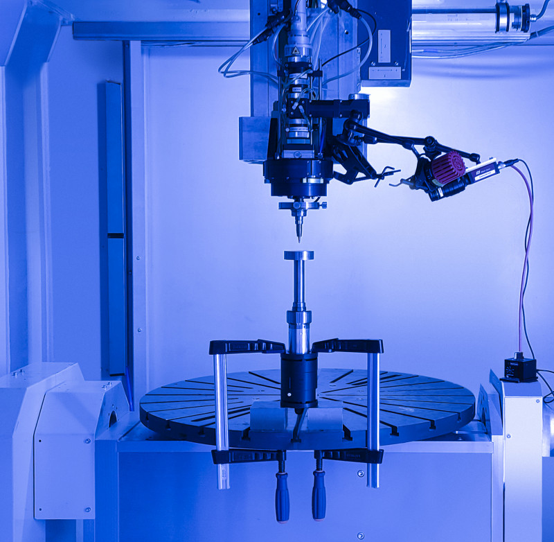 Experimenteller Aufbau beim ultraschall-unterstützten Laserauftragschweißen. - © Fraunhofer IWS