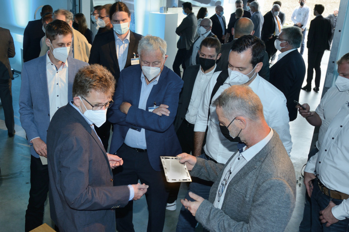 Die Chance zur Laborführung nutzten viele Gäste des Fraunhofer ILT zu Fragen rund um die Fertigung von Bipolarplatten. - © Fraunhofer ILT, Aachen