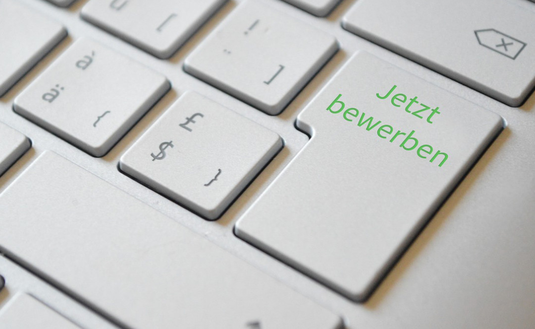 apply-online-3685413_1280_Adrian_edited