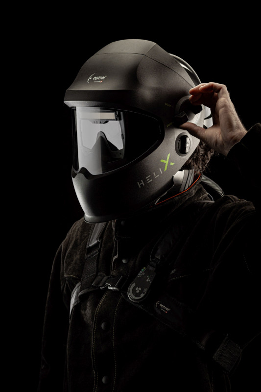 HELIX ist ein innovativer Multi Protect-Helm, der ein extrem geringes Gewicht hat, klein ist und ein hervorragendes ADF (Automatic Darkening Filter) besitzt. HELIX bringt genau die Arbeitserleichterung, die sich die Schweißprofis wünschen. - © optrel AG