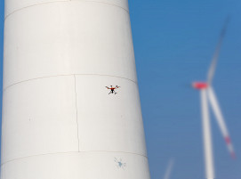 In einem Pilotprojekt für einen europäischen Windenergieanlagen-Hersteller setzt TÜV NORD auf Drohnenunterstützung bei der sogenannten End-of-Warranty-Inspektion zum Ende der Garantie-Laufzeit. Per Drohne wird der komplette Betonturm abfotografiert; erfahrene TÜV NORD-Sachverständige werten die Bilder später aus.
