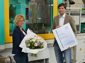 Bettina Zettel von der Fa. Siteco (links) erhält von Bernhard Hennrich, stellvertretender Bereichsleiter Spritzgießen und Additive Fertigung am SKZ, das Zertifikat zur Geprüften Prozessoptimiererin