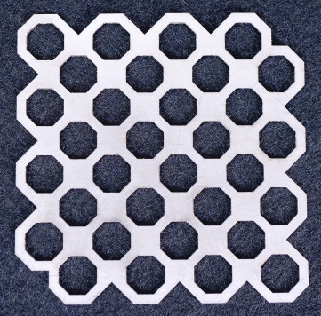 Metallische Dekorfolie von MARTIN mit Oktagon-Kleinlochmuster zur Einarbeitung in die Oberfläche einer Armatur. / © Georg Martin GmbH