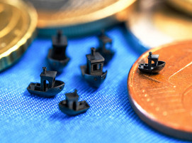 Kleine Kunststoff-Schiffchen additiv gefertigt mit der Fabrica 2.0 Anlage von Nano Dimension