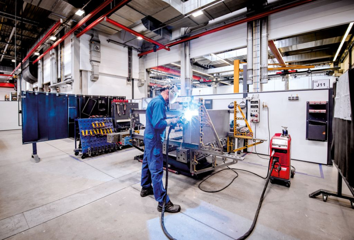 DEM_KNOLL_Schweissen_Scherenhub_WEB