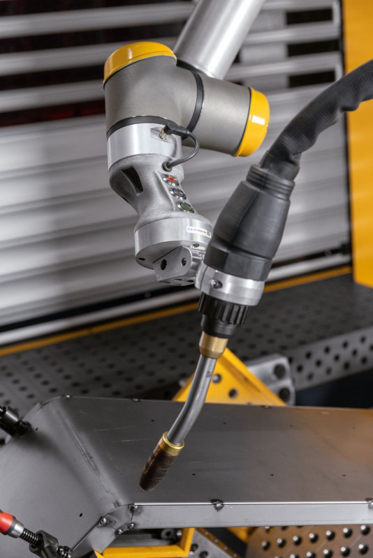 DEM_COBOT_WeldSpace_SAEP-Griff_Brenner_0W0A0597_WEB