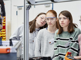 Ob Studium oder Ausbildung: Am Mädchen-Zukunftstag 2023 bringt das KIT Schülerinnen ab Klasse 5 die Welt der Technik und Naturwissenschaften nahe.