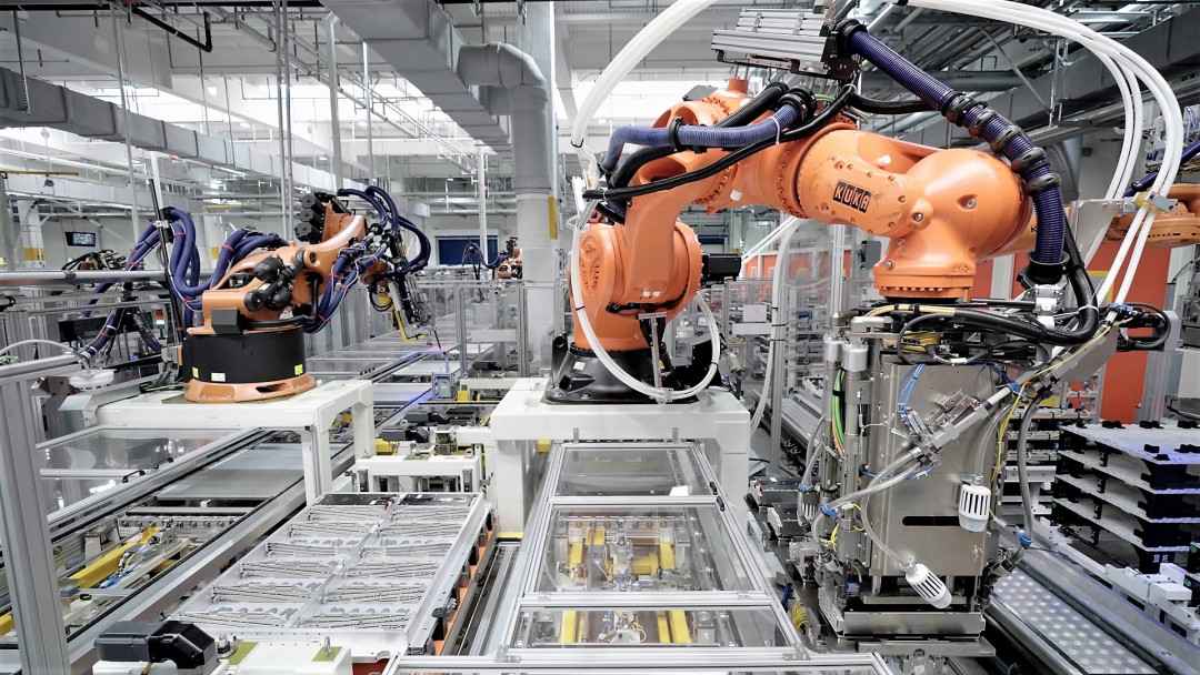 Mehr als 100 KUKA Roboter schweißen, kleben oder verpacken in der MED Smart Factory. - © KUKA Group