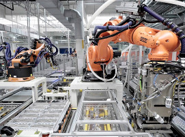 Mehr als 100 KUKA Roboter schweißen, kleben oder verpacken in der MED Smart Factory.