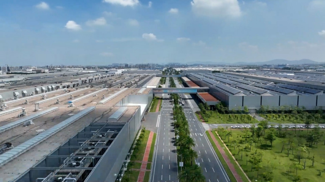 FAW-Volkswagen fertigt im südchinesischen Foshan in diesen Produktionshallen bis zu 300.000 Batteriepack pro Jahr. - © KUKA Group