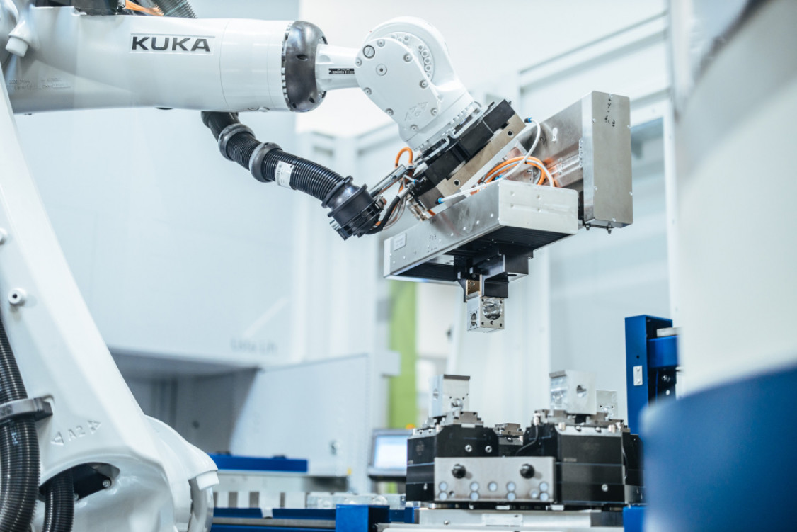 Der Spindelhubgetriebe-Hersteller ZIMM Group GmbH setzt auf Unterstützung von KUKA Robotern, um die Produktivität und Wettbewerbsfähigkeit zu erhöhen. - © KUKA