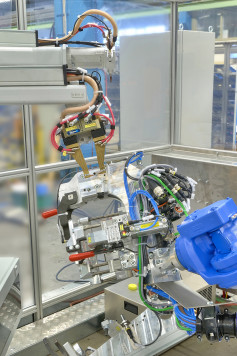 Bei kompakten Bauteilen ist es sinnvoller, die Werkstücke mit einem Roboter an die stationäre Mikroschweißzange und den Stoßpunkter heranzuführen. / © DALEX Schweißmaschinen GmbH & Co. KG